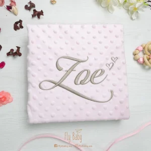Manta para bebé rosa | Nombre con corazones en bordado
